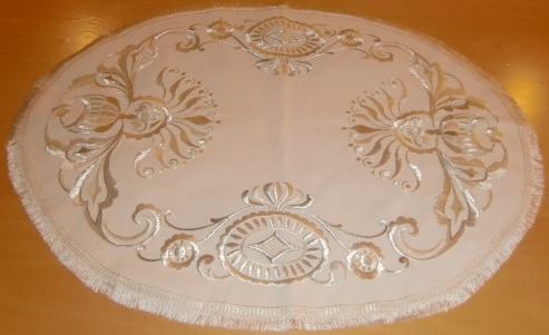 M773M Oval runner with silver embroidery
